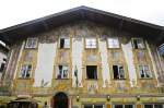 Hausfassade in Mittenwald in Oberbayern - Neben den christlichen Motiven erzhlen viele Szenen der Lftlmalerei auf den Hausfassaden vom Alltagsleben der Menschen.