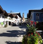 Mittenwald, Blick ber den Obermarkt zur katholischen Pfarrkirche St.Peter und Paul, Aug.2014