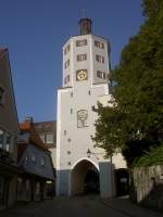 Gnzburg, sptgotisches Unteres Tor, erbaut 1436, Marktplatz 43 (26.09.2011)