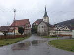 Nassach, Fachwerkhuser und evangelische Dorfkirche am Kirchberg, Chorturmkirche erbaut um 1300, Langhaus erbaut von 1806 bis 1808 (25.03.2016)