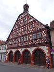 Ebern, historisches Rathaus am Marktplatz, zweigeschossiger und giebelstndiger Krppelwalmdachbau mit Zierfachwerk im Obergeschoss, erbaut von 1687 bis 1692 durch   Hans Kummerer