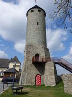 Burgruine Lichtenberg, Rest des Treppenturmes mit darauf 1936 neu errichtetem Aussichtsturm (14.04.2017)