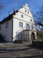 Rdelsee, Ehemaliges Crailsheimsches Schloss, zweigeschossiger Satteldachbau mit Volutengiebeln und Freitreppe, erbaut um 1600 fr die Freiherren von Crailsheim (11.03.2018)