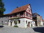 Neuses am Berg, altes Rathaus in der Kirchgasse, zweigeschossiger giebelstndiger Satteldachbau mit Fachwerkobergeschoss, erbaut 1576 (27.05.2017)