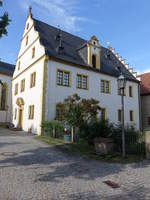 Astheim, Prokuratsgebude des Kartuserkloster, Renaissance-Bau mit geschweiftem Giebel, erbaut 1583 (28.05.2017)