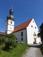 Bimbach, Evangelisch-lutherische Pfarrkirche, Saalbau mit eingezogenem polygonalem Chor, Turm mit Doppelkuppel und Laterne, erbaut bis 1708 (28.05.2017)
