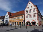 Volkach, Marktapotheke am Marktplatz, dreigeschossiger giebelstndiger Steilsatteldachbau in Ecklage (28.05.2017)