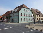 Mainstockheim, Rathaus an der Hauptstrae, zweigeschossiger Halbwalmdachbau mit korbbogiger Toreinfahrt, erbaut im 19.