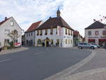 Stadtschwarzach, Rathaus am Marktplatz, Zweigeschossiger traufseitiger Walmdachbau mit Dachreiter, erbaut 1715 (16.10.2018)