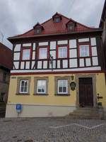 Kronach, Wohnhaus am Martinsplatz, Zweigeschossiger Walmdachbau mit Fachwerkobergeschoss, im Kern sptmittelalterlich, Erneuerungen 18./19.