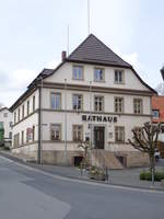 Marktrodach, Rathaus am Kirchplatz, ehemaliges Schulhaus, zweigeschossiger Halbwalmdachbau, erbaut im 19.
