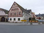 Kasendorf, Gasthof Goldener Anker und Herkulesbrunnen am Marktplatz (16.04.2017)