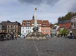 Kulmbach, Luitpold-Brunnen am Marktplatz, Sandsteinbecken mit Obelisk und Bronzefiguren, erbaut von 1897 bis 1899 von Martin Dlfer (16.04.2017)