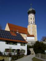 Walleshausen, Pfarrkirche Maria Himmelfahrt, erbaut von 1466 bis 1472, 1732 im Rokokostil umgestaltet, barocker Zwiebelturm von 1695 (28.02.2014)