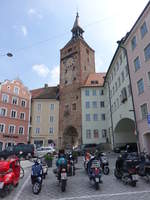 Landsberg, Schner Turm oder Schmalzturm am Hauptplatz, Ehemaliges Stadttor, siebengeschossiger Torturm mit laternenbekrntem Zeltdach (18.05.2019)