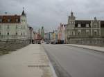 Vilsbiburg, Ausblick von der Vilsbrcke auf den Stadtplatz mit Rathaus und Torturm  (02.02.2013)