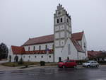 Neufahrn, Pfarrkirche Maria Himmelfahrt, erbaut von 1937 bis 1938 im neubarocken Stil mit romanischem Turm von der Vorgngerkirche (28.02.2017)