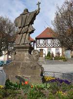 Burgkunstadt, Statue des Heiligen Johannes Nepomuk am Marktplatz, Sandstein, wohl von Pankraz Fries 1777 erschaffen (16.04.2017)