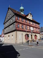 Bad Staffelstein, historisches Rathaus, erbaut von 1685 bis 1687, sptmittelalterliches Erdgeschoss, vorkragende Zierfachwerkobergeschosse (07.04.2018)