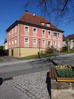 Marktgraitz, Ehemaliges Gasthaus zu den Drei Kronen am Marktplatz, Zweigeschossiger Walmdachbau, erbaut 1837 (07.04.2018)