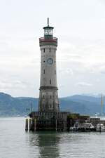 LINDAU (Bodensee), 07.05.2023, Begrenzung der Hafen-Westseite durch den Leuchtturm von 1856, dem einzigen Leuchtturm Bayerns und dem sdlichsten Deutschlands