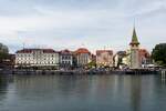 LINDAU (Bodensee), 07.05.2023, Blick von der Hafeneinfahrt auf das Gebudeensemble an der Hafenmole