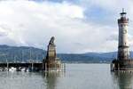 LINDAU/Bodensee (Landkreis Lindau/Bodensee), 23.04.2025, die Hafeneinfahrt wird begrenzt vom neuen Leuchtturm von 1856 auf der Westseite und von der Statue des Bayerischen L�wen auf der Ostseite