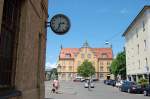 Der Bahnhofsvorplatz von Lindau mit einem in typischer Bauweise gebauten Haus