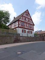 Esselbach, Pfarrhof in der Hauptstrae, zweigeschossiger Satteldachbau mit Zierfachwerkobergeschoss, erbaut 1617 (12.05.2018)