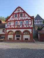 Karbach, Gasthaus zum Stern in der Hauptstrae, zweigeschossiger giebelstndiger Schopfwalmdachbau, Zierfachwerkobergeschoss, erbaut 1703 (12.05.2018)