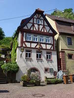 Rothenfels, Wohnhaus in der Burggasse, Zweigeschossiger Schopfwalmdachbau mit Zierfachwerkobergeschoss, erbaut 1585 (12.05.2018)