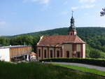 Mariabuchen, Wallfahrtskirche Maria Heimsuchung, Saalkirche mit geschweifter Blendgiebelfassade und eingezogenem Dreiseitchor, erbaut von 1692 bis 1701 durch Christoph Nemlich (12.05.2018)