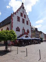 Karlstadt, historisches Rathaus am Marktplatz, freistehender zweigeschossiger Bau ber rechteckigem Grundriss mit Satteldach und Treppengiebeln, gotisch erbaut 1422 (26.05.2018)