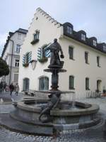 Holzkirchen, Brunnen und altes Rathaus am Marktplatz (06.10.2013)