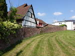 Faulbach, Fachwerkhaus an der Friedhofsmauer, sptmittelalterliches unverputztes Sandsteinmauerwerk (12.05.2018)