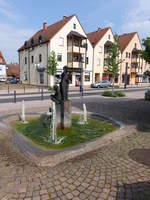 Elsenfeld, Brunnen mit Figuren in der Hauptstrae (13.05.2018)