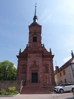 Rllfeld, katholische Pfarrkirche Mari Himmelfahrt, Saalbau mit eingezogenem halbrund schlieendem Chor und verschiefertem Satteldach,   Blendfassade mit obeliskengeschmcktem