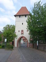 Wrth am Main, Oberes Tor, Torturm mit segmenttonnengewlbter Durchfahrt, erbaut 1450 (13.05.2018)