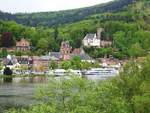 MILTENBERG/MAIN-BLICK VON DER ALTEN MAINBRCKE  Am 27.4.2019 fllt von der alten Mainbrcke,ber die der Verkehr direkt ins Zentrum rollt,der Blick auf die  Altstadt mit der