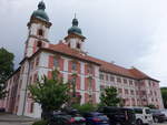 Speinshart, Katholische Pfarrkirche und Prmonstratenser-Stiftskirche Unbefleckte Empfngnis Mari, Wandpfeiler-Emporenbau mit Walmdach ber rechteckigem Grundriss, integrierte Vorhalle nach Westen,