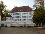 Schloss Waal am Frst-von-der-Leyen-Platz, Walmdachbau mit Ecktrmen, erbaut im 16.