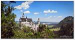 Das berhmte Schloss von Neuschwanstein im Schwangau bei Fssen, im Freistaat Bayern, aufgenommen von einer Hngebrcke am Wanderweg.