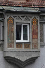 Ein mit religiöses Gestaltung versehener Hauserker.