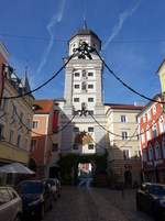 Vilshofen, Stadtturm, Neungeschossiger Turm mit Welscher Haube, rundbogiger Durchfahrt und Putzgliederungen, frühbarock, erbaut 1644 von Bartholomäus Viscardi (20.11.2016)