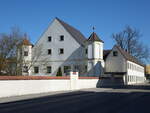 Prnbach, Toerringsches Schloss, zweigeschossiger Steilsatteldachbau mit gartenseitigen polygonalen Eckerkertrmen, erbaut von 1614 bis 1615, nach Zerstrung 1708 wiederhergestellt