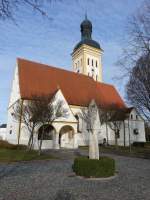 Baar, Maria Himmelfahrt Kirche, verputzte Saalkirche mit Steilsatteldach, sdlichem Eingangsvorbau mit lberggrotte und seitlichem Turm mit geschweifter Haube und Laterne, erbaut im 15.