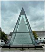 Die Kristallglas-Pyramide, das Rekord-Bauwerk der Zwiesel Kristallglas AG ist ber acht Meter hoch und besteht aus ber 93.000 Weinglsern.
