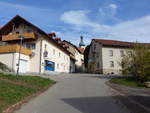 Arnbruck, Blick in die Wittelsbacher Strae  mit der Pfarrkirche St.