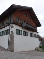 Brennberg, Gasthaus in der Sankt Rupert Strae, giebelstndiger Satteldachbau mit verschindeltem Obergeschoss, erbaut 1910 (05.06.2017)