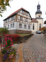 Willmars, Pfarrhaus und evangelische Kirche, Langhaus erbaut 1705 (16.10.2018)